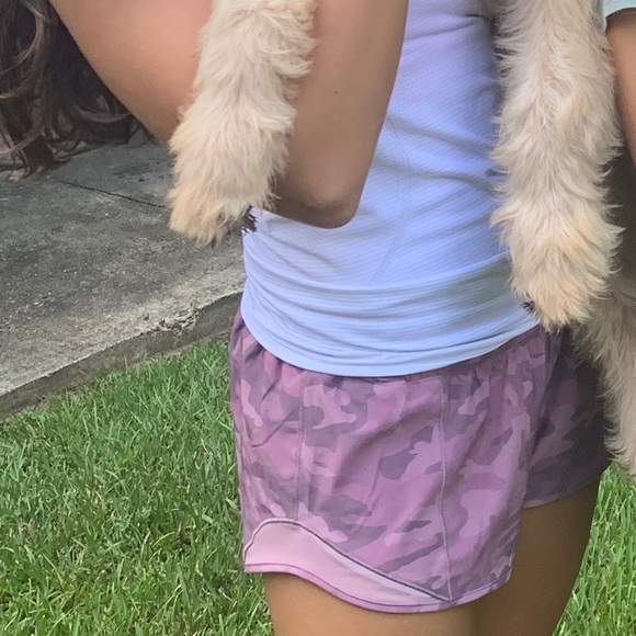 Lululemon Hotty Hot Low-Rise Lined Short. 2.5” - Picture 3 of 3